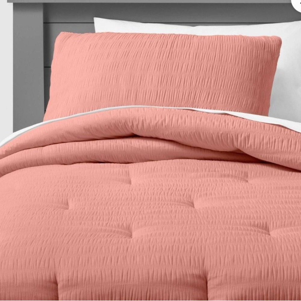 Today only! NWT Pillowfort Rosepink Seersucker comforter Bedding Set